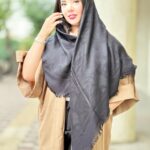 روسری ژاگارد مشکی طرحدار زنانه مادام بلا