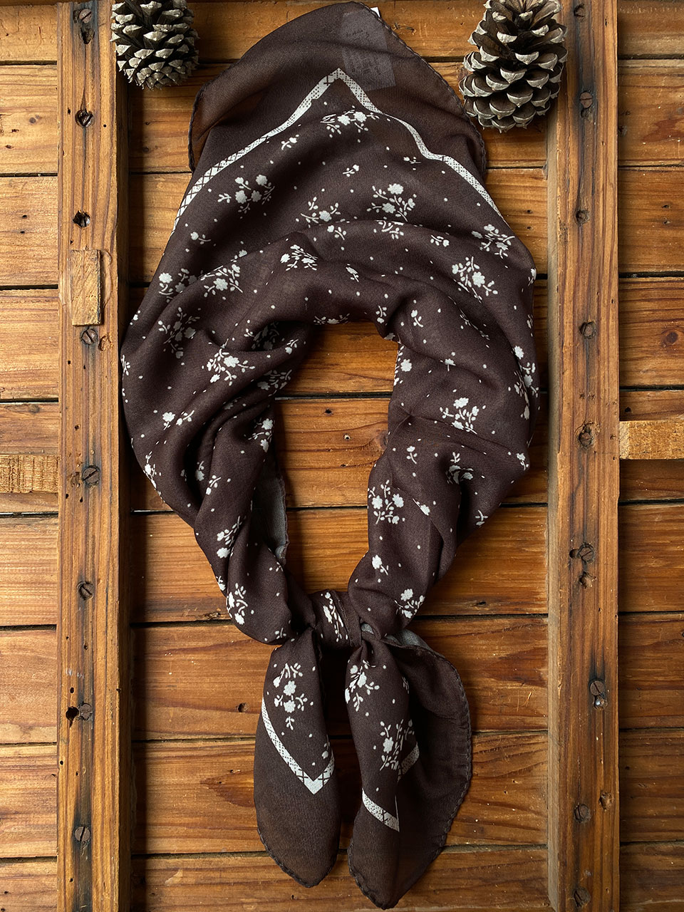 مینی اسکارف نخی قهوه ای