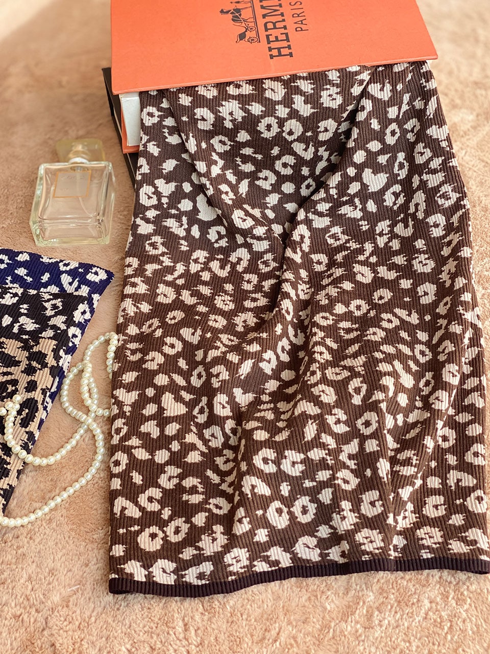 شال پلیسه پلنگی دور گان مادام بلا