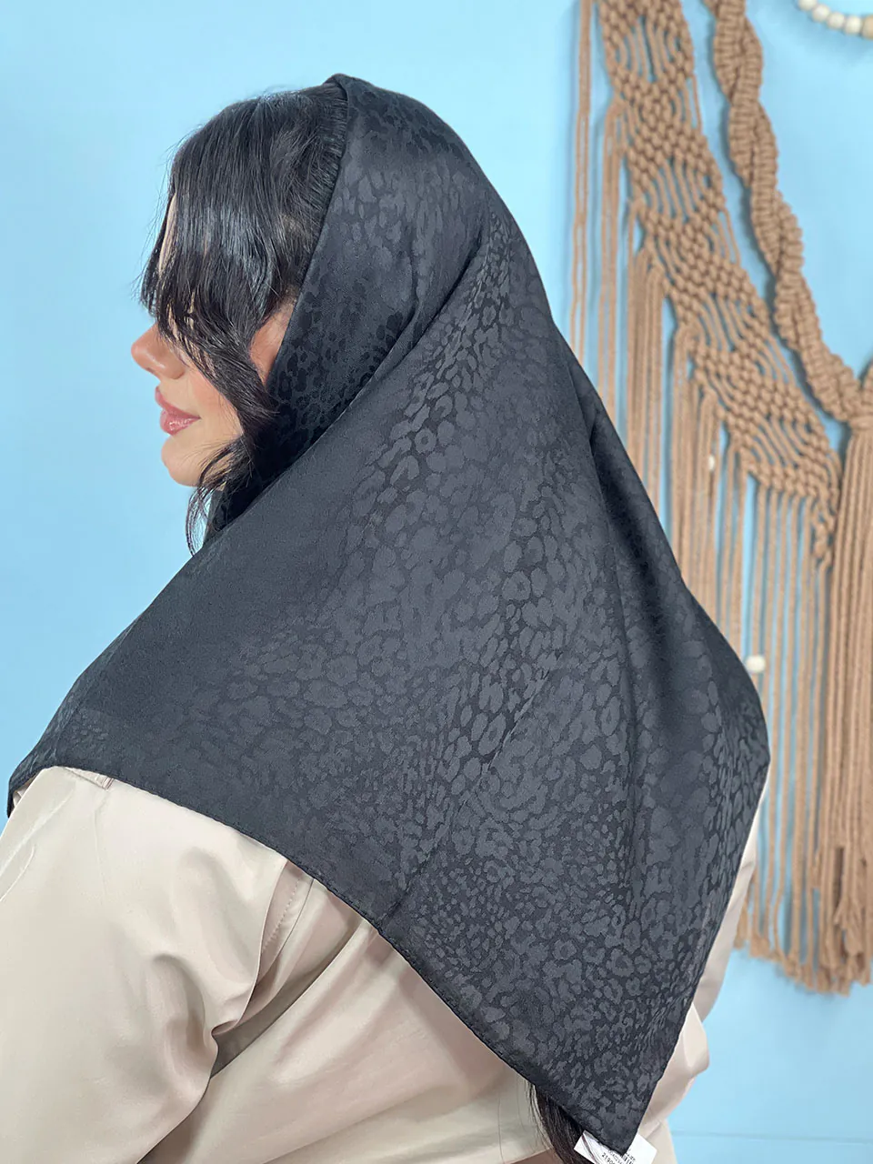 روسری نخی ژاکارد تک رنگ مادام بلا