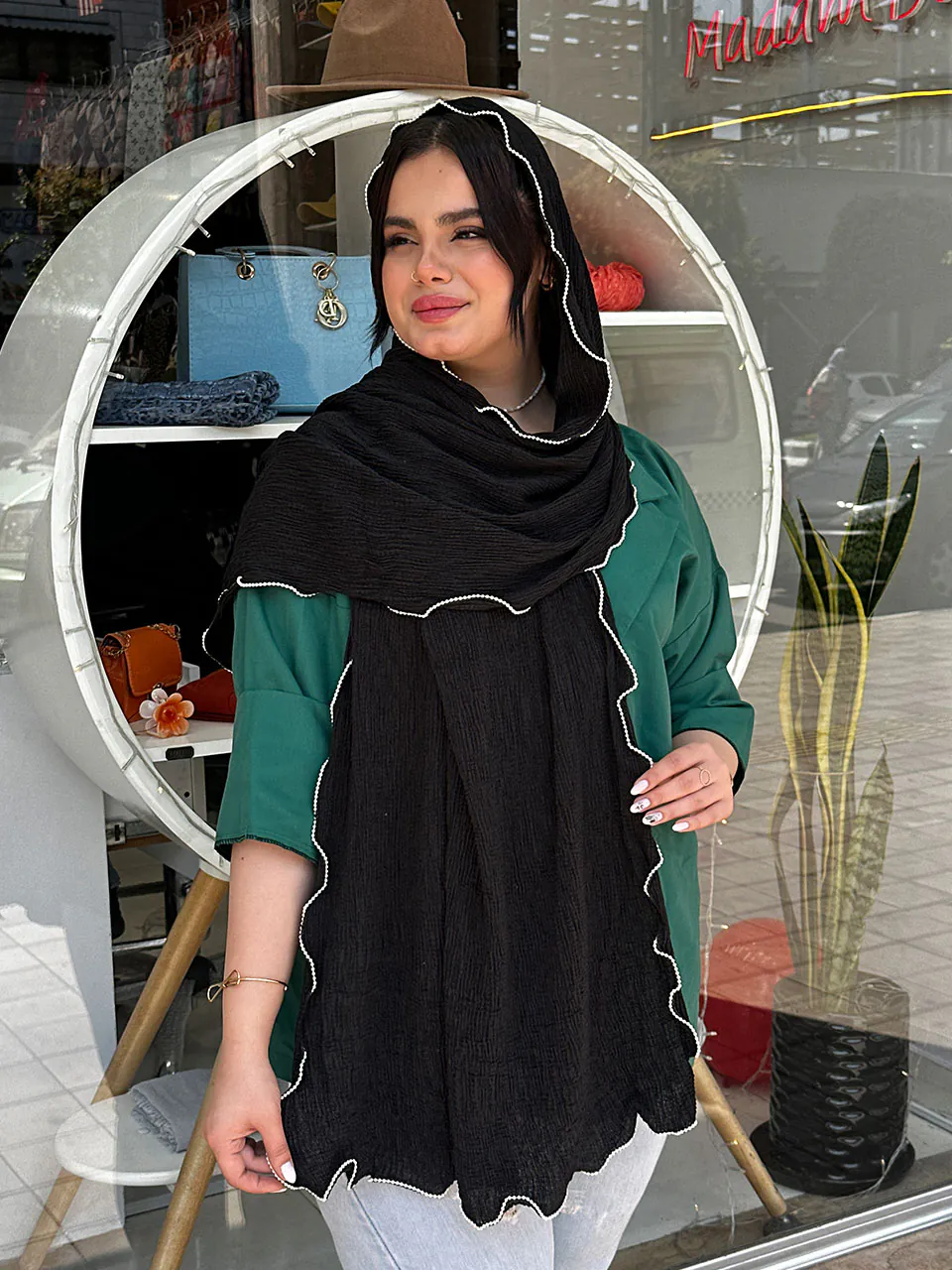 شال مشکی نخی مادام بلا