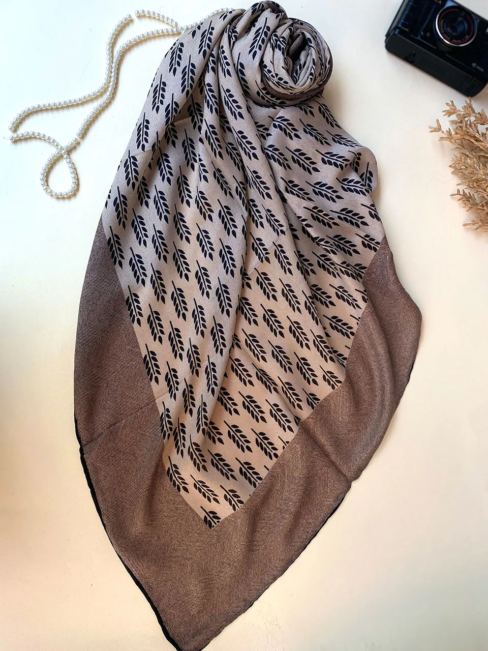 6526-1-min روسری نخی زنانه طرح خوشه مادام بلا