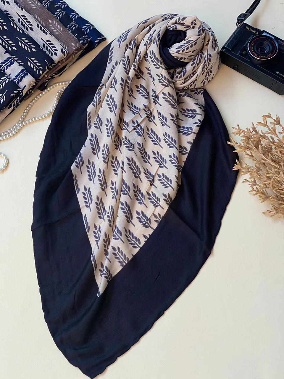 6526-2-min روسری نخی زنانه طرح خوشه مادام بلا