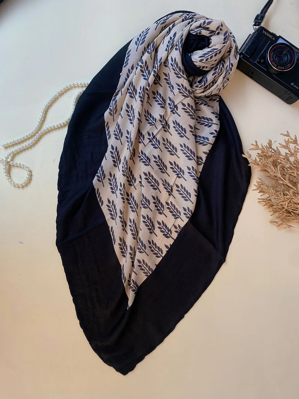 6526-7-min روسری نخی زنانه طرح خوشه مادام بلا