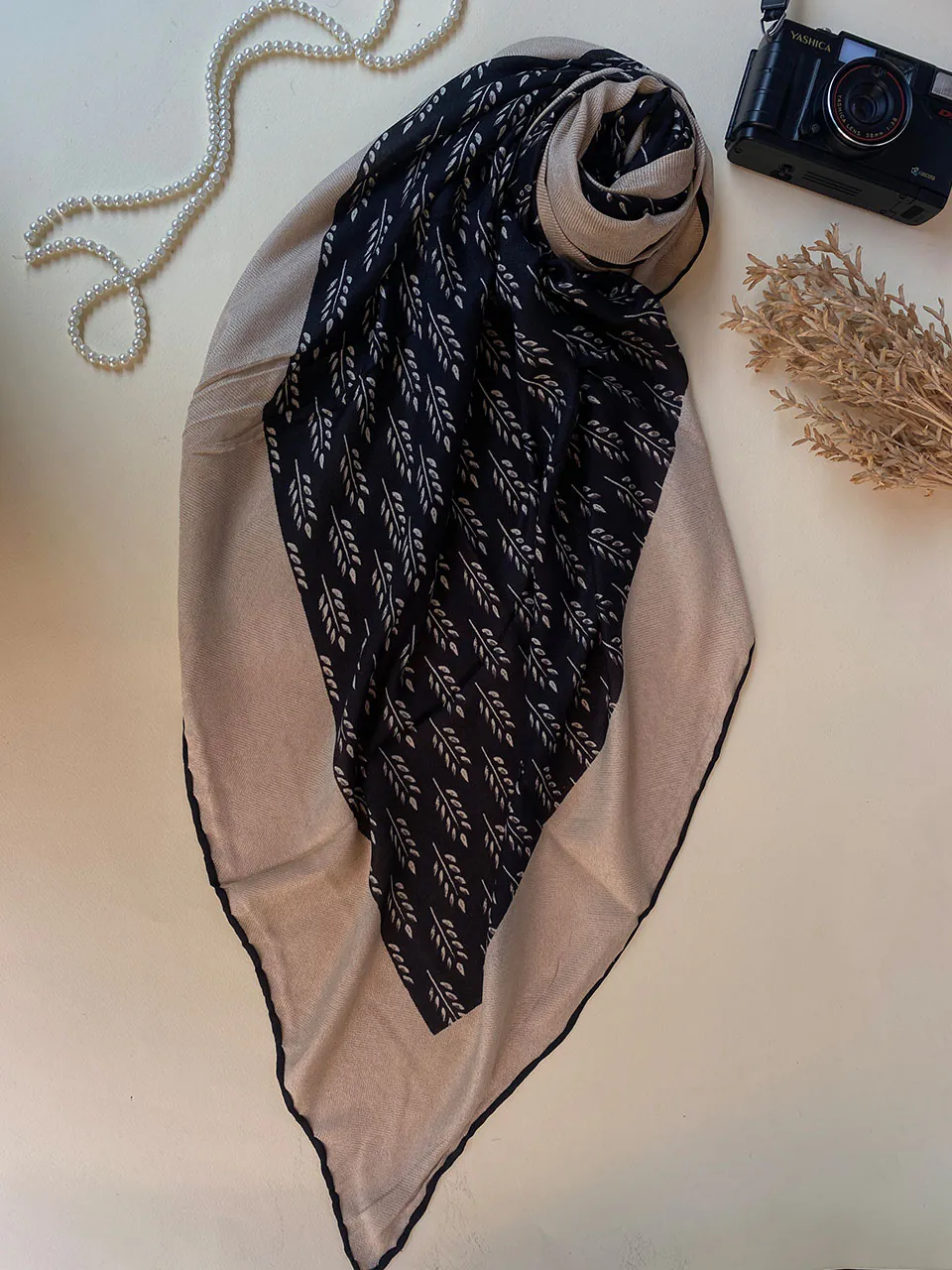 6526-9-min روسری نخی زنانه طرح خوشه مادام بلا