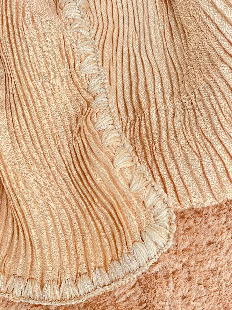 شال پلیسه دور بافت