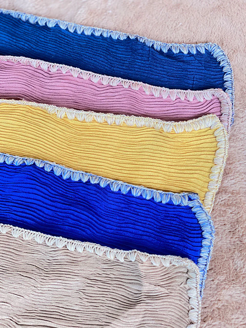 شال پلیسه دور بافت